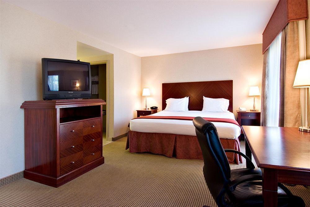 Holiday Inn Express And Suites Surrey By Ihg Cameră foto